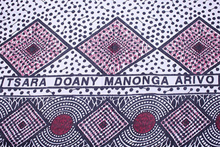 Fragment of kanga with Malagasy text “Tsara doany manonga arivo”.