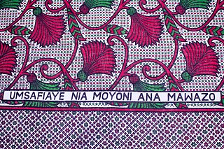 Fragment of kanga with Swahili text “Umsafiaye nia moyoni ana mawazo”(You think you've got a good heart, but you're still having [negative] thoughts)