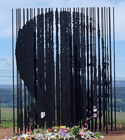 Mandela capture site monument. Photo: Fiona McKay, Wikimedia Commons, CC BY-SA 3.0.