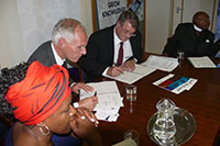 Drs. René Smit and Dr. Albert van Jaarsveld sign the agreement