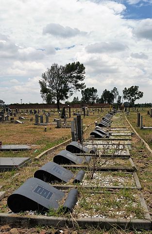 Graves of the 69 victims of the Sharpeville Massacre (Foto: Andrew Hall, Wikimedia Commons, CC-BY-SA-4.0)