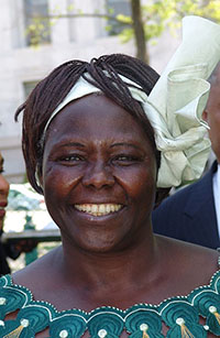 Wangari Maathai in 2001 (Wikimedia Commons, Kingkongphoto & www.celebrity-photos.com, CC-BY-2.0)